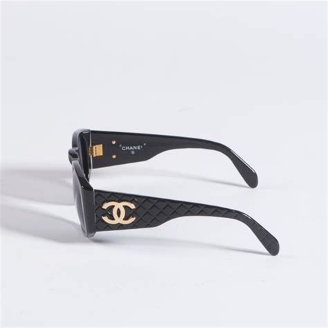 occhialli da sole con scritta chanel sulla montature|occhiali da sole Chanel.